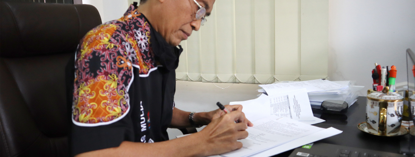Rektor Universitas Mulia Dr. Agung Sakti Pribadi, S.H., M.H. saat menandatangani MoU di ruang kerjanya, Rabu (22/7). Foto: Media Kreatif UM