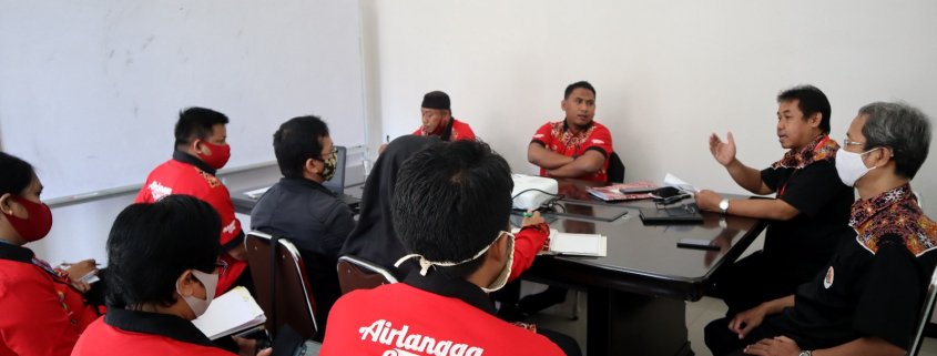 Guru-guru Airlangga Sharing pelaksanaan Pembelajaran Jarak Jauh bersama Wakil Rektor Akademik Yusuf Wibisono SE MTI di ruang kerja Rektor, Rabu (5/8). Foto: Biro Media Kreatif
