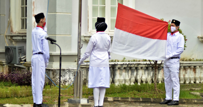 Pengibaran bendera Merah Putih dalam Peringatan Detik-detik Proklamasi Kemerdekaan ke-75 RI di Universitas Mulia. Foto: Biro Media