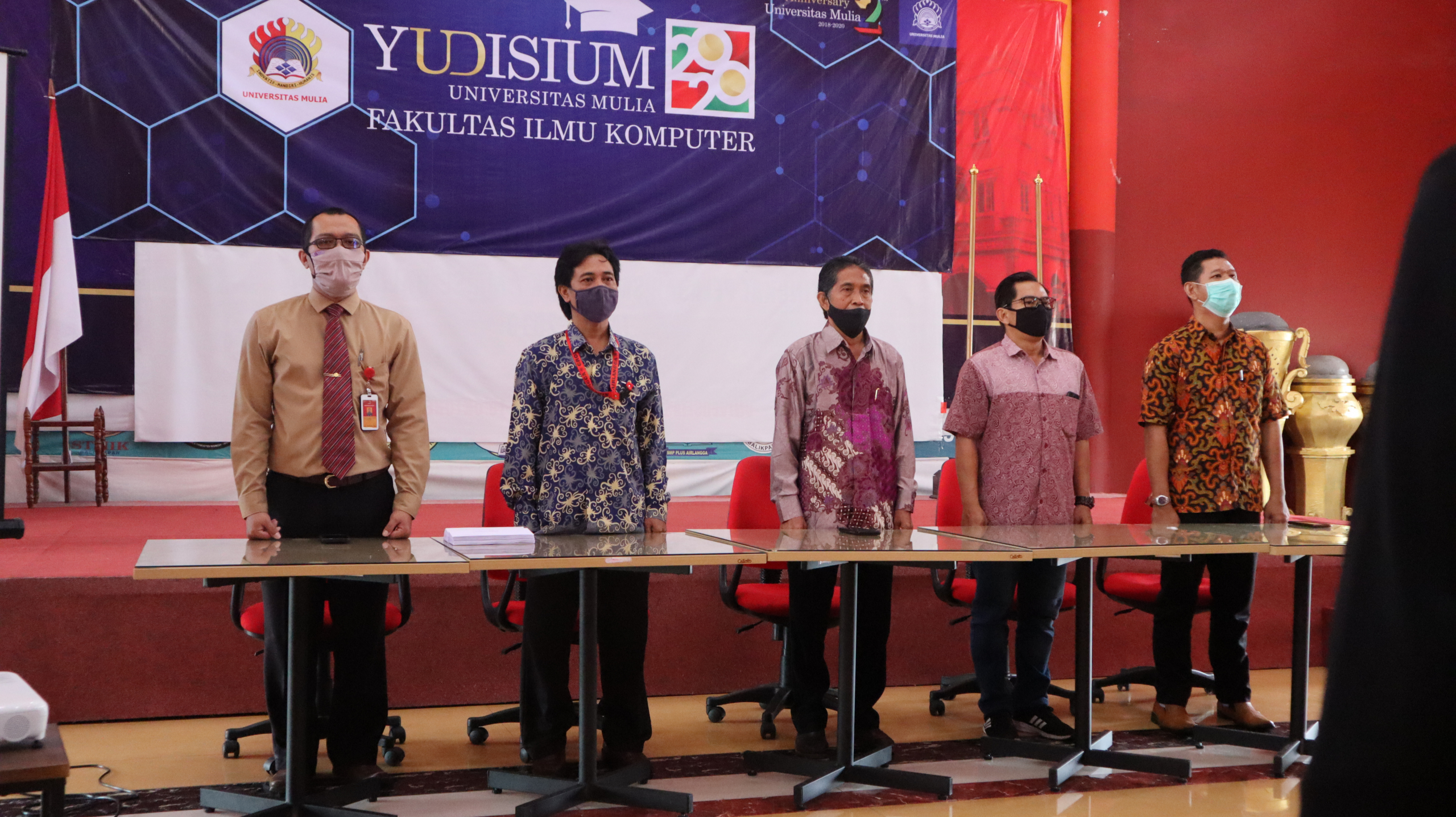 Rektorat dan Dekan Universitas Mulia Hadiri Yudisium FIKOM