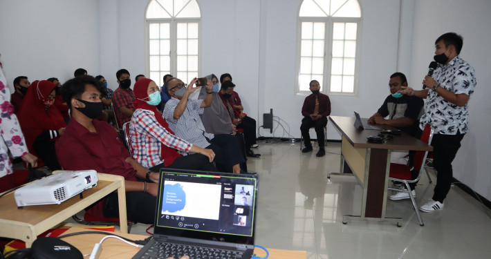 Irfan Ananda Pratama S.A M.A saat memberikan pemaparan mengenai RubiX (Ruang Bisnis dan Ekspresi) (13/10/2020)