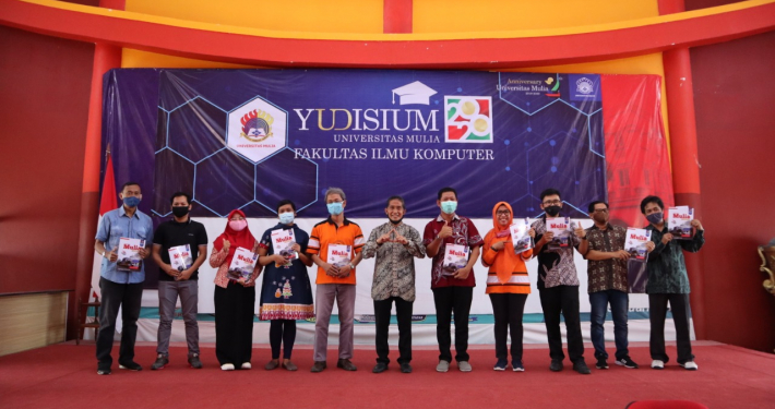 Foto bersama pimpinan redaksi, penulis, dan tim editor dan cetak E-Magazine Universitas Mulia, Sabtu (3/10). Foto: Biro Media Kreatif