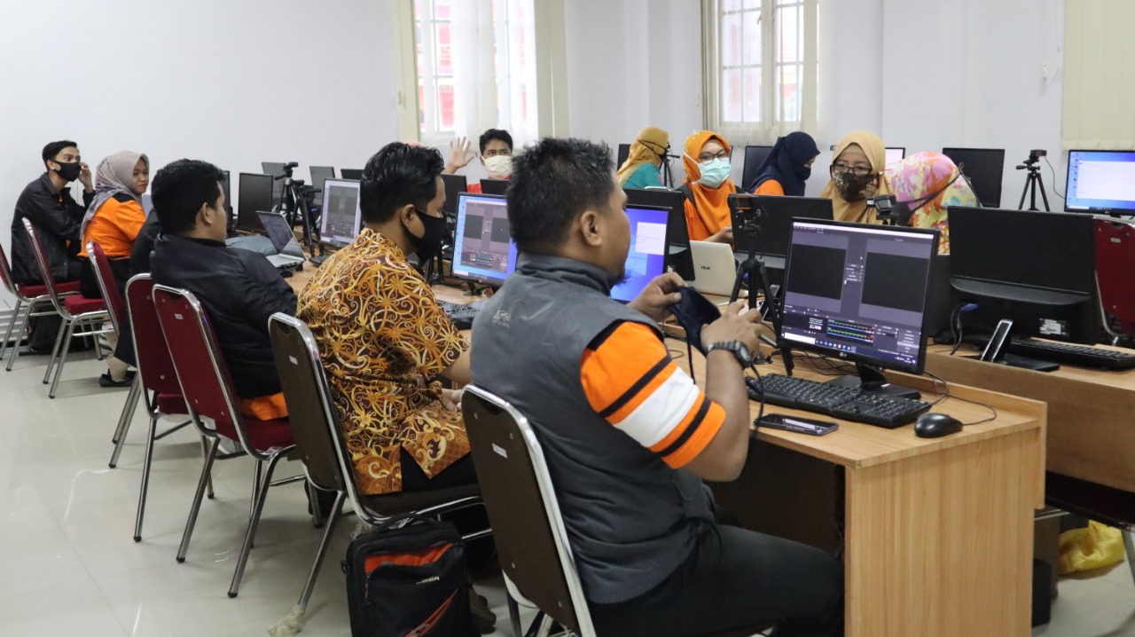 Guru dan dosen di lingkungan Yayasan Airlangga mengikuti pelatihan pembuatan video tutorial pembelajaran, Jumat (2/10). Foto: Nadya