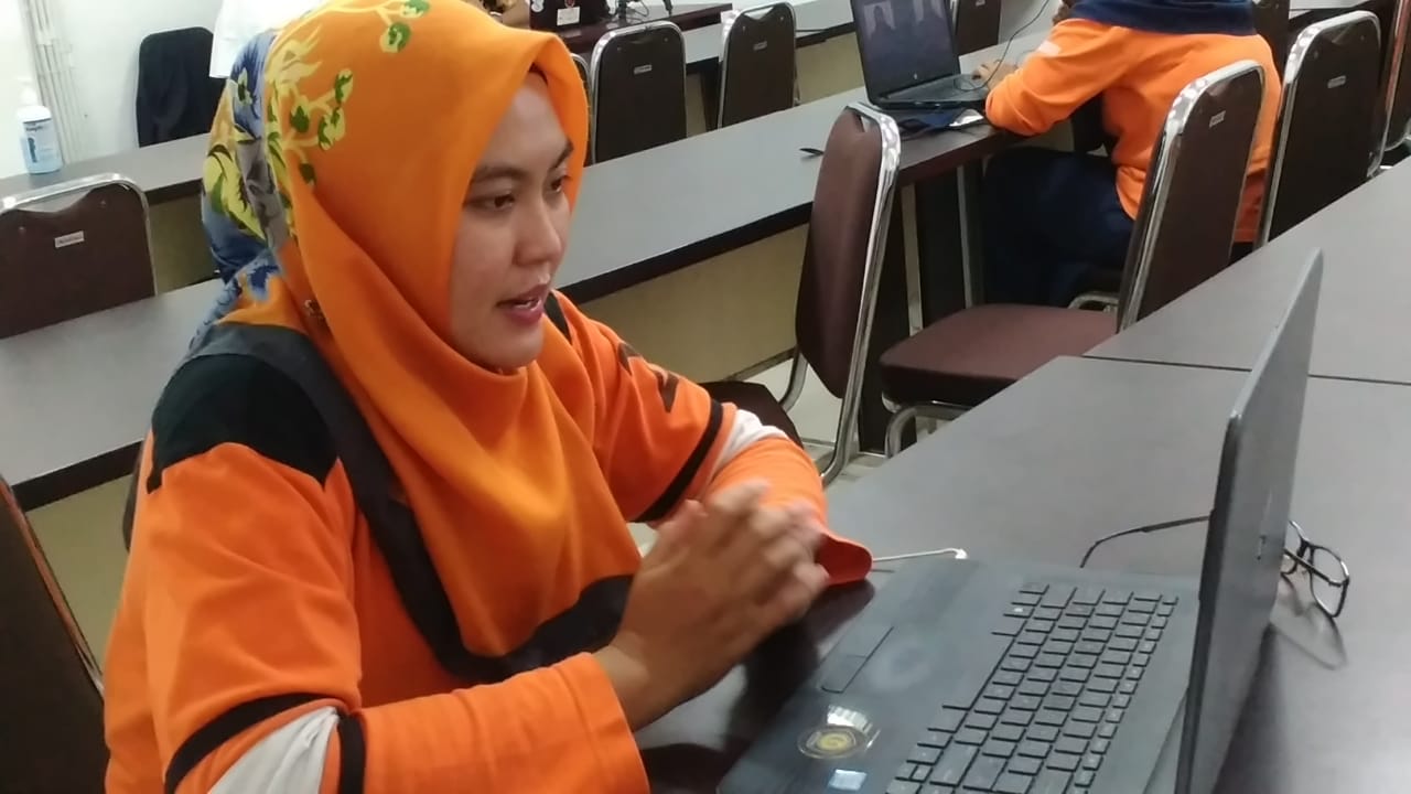 Guru SMK Kesehatan Airlangga saat belajar membuat video pembelajaran, Jumat (2/10). Foto: SA/PSI