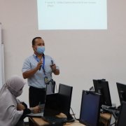 Muhammad Yani, dosen Universitas Mulia PSDKU Samarinda saat memaparkan materi. Foto: Nadya