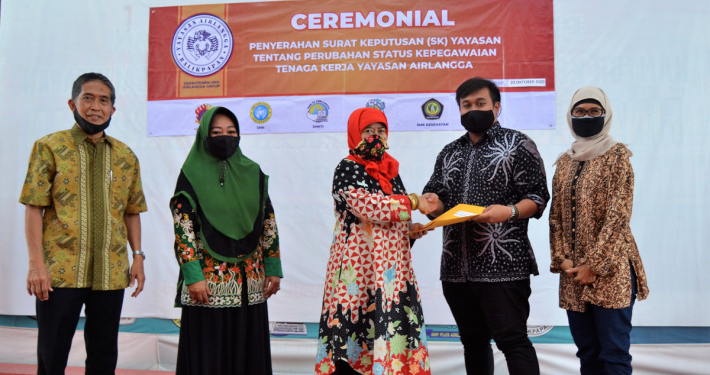 Seremoni penyerahan SK Pegawai oleh Ibu Hj. Mulia Hayati Devianti kepada pegawai, Jumat (23/10). Foto: Nadya, Biro Media Kreatif