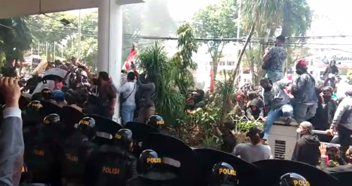 Unjuk rasa buruh di depan kantor DPRD Kota Balikpapan menolak UU Cipta Kerja, Kamis (8/10). Foto: Istimewa