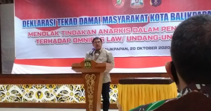 Wali Kota Balikpapan H Rizal Effendi, S.E. memberikan sambutan dalam Deklarasi Tekad Damai Masyarakat Kota Balikpapan di Aula Kantor Pemerintah Kota, Selasa (20/10). Foto: SA/PSI