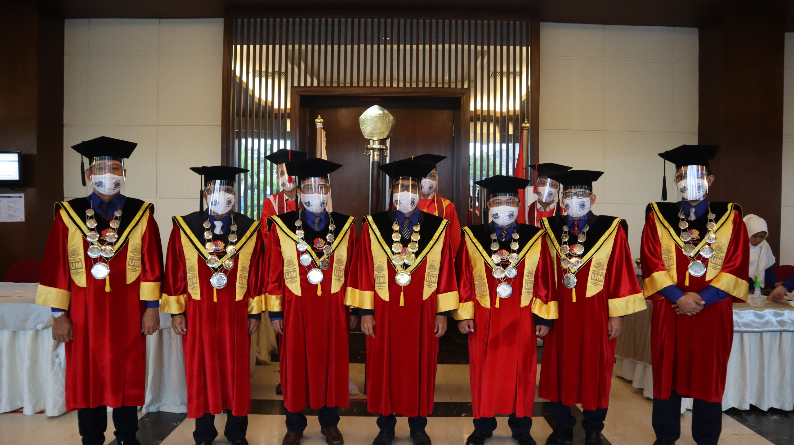 Tampak Senat Universitas Mulia Kenakan Masker dan Face Shield