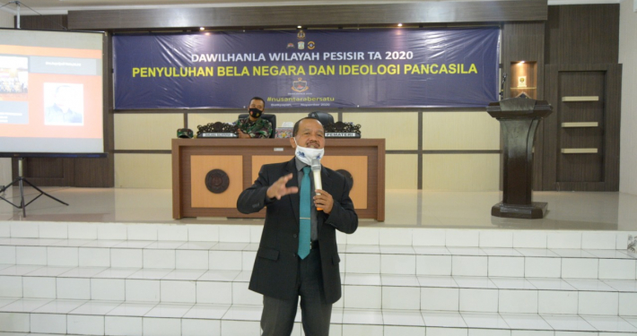 Drs. Suprijadi, M.Pd. saat memberikan penyuluhan Bela Negara dan Ideologi Pancasila di Lanal Balikpapan, Senin (2/11). Foto: Istimewa