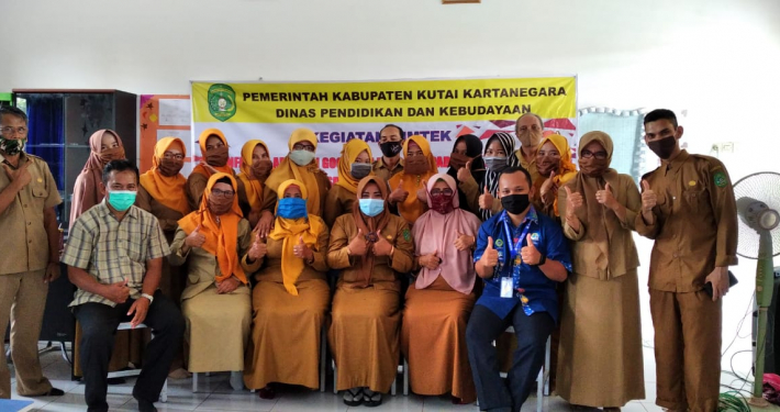 Foto bersama peserta Bimbingan Teknis menggunakan Google Classroom untuk pembelajaran Daring di SDN 003 Tenggarong Seberang Kab. Kutai Kartanegara., Senin (2-3/11). Foto: Istimewa