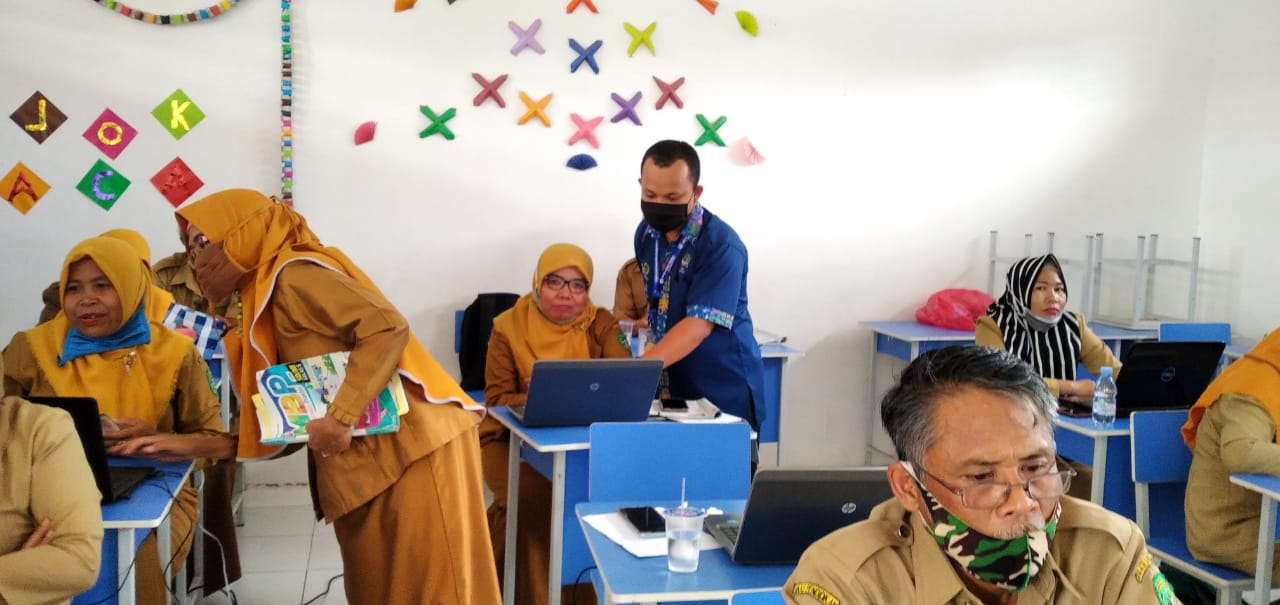Aktivitas Muhammad Yani memberikan Bimbingan Teknis menggunakan Google Classroom untuk pembelajaran Daring di SDN 003 Tenggarong Seberang Kab. Kutai Kartanegara., Senin (2-3/11). Foto: Istimewa