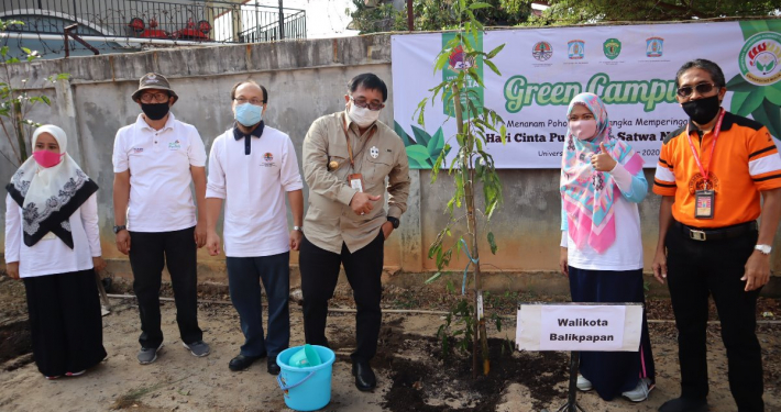 Wali Kota Rizal Effendi, Rektor Dr. Agung Sakti Pribadi foto bersama usai penanaman pohon. Kamis (5/11). Foto: Biro Media Kreatif
