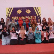 Mahasiswa PG PAUD foto bersama sebelum tampil acara (11/12)
