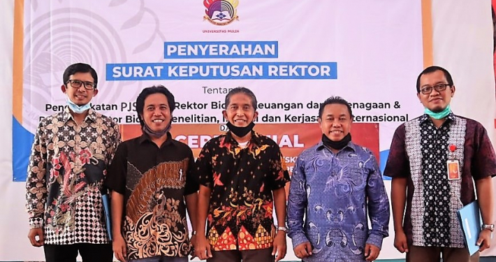 Dari kiri kekanan,Penjabat sementara Wakil Rektor Bidang Penelitian Inovasi dan Kerjasama Internasional Richki Hardi, S.T., M.Eng., Wakil Rektor Bidang Kemahasiswaan Mundzir, S.Kom., M.T., Rektor Dr. Agung Sakti Pribadi, S.H., M.H, Wakil Rektor Bidang Akademik Yusuf Wibisono, S.E., M.TI, dan Penjabat sementara Wakil Rektor Bidang Keuangan dan Ketenagaan Wisnu Hera Pamungkas, S.TP., M.Eng. usai acara, Sabtu (12/12). Foto: Biro Media Kreatif