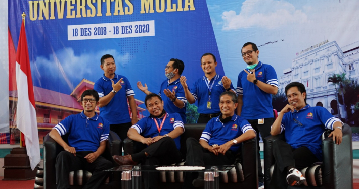 Rektor Dr. Agung Sakti Pribadi, S.H., M.H. bersama Wakil Rektor dan Dekan tengah bergaya bebas. Foto: Biro Media Kreatif