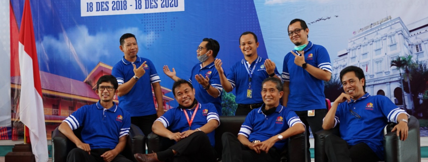 Rektor Dr. Agung Sakti Pribadi, S.H., M.H. bersama Wakil Rektor dan Dekan tengah bergaya bebas. Foto: Biro Media Kreatif