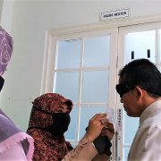 Rektor UM Dr. Agung Sakti Pribadi, S.H., M.H. sedang tes indera penciuman, Senin (7/12). Foto: PSI