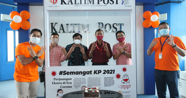 SELALU BERSINERGI: Yustian Servanda (tiga kanan) saat mengabadikan momen bersama Direktur Kaltim Post Erwin Dede (kanan) dan Manajer Pemasaran Area Balikpapan Nur Rahman (kiri) di perayaan HUT ke-33 Kaltim Post, Selasa (5/1/2021)