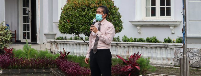 Rektor Dr. Agung Sakti Pribadi, S.H., M.H. saat memberikan pengarahan dalam Apel Pagi, Senin (25/1). Foto: Media Kreatif