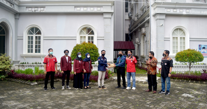 Ketua Himpunan Mahasiswa Informatika (HIMATIKA) Muhammad As'ad Durrofiqi, serahkan langsung hasil penggalangan dana kepada Rektor Universitas Mulia Bapak Dr. Agung Sakti Pribadi, S.H., M.H.