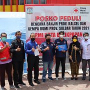 Panitia Peduli Sosial Universitas Mulia bersama perwakilan Hima UM menyerahkan langsung bantuan ke PMI yang diterima Dyah Muryani (tiga kanan) pada Rabu (10/2).