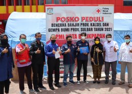 Panitia Peduli Sosial Universitas Mulia bersama perwakilan Hima UM menyerahkan langsung bantuan ke PMI yang diterima Dyah Muryani (tiga kanan) pada Rabu (10/2).