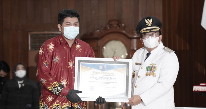 Mahasiswa Program Studi S1 PG PAUD, Aditya Gustiawan Putra Terima Penghargaan dari Pemkot Balikpapan yang diserahkan langsung oleh Walikota Balikpapan Bapak H. Rizal Effendi, S.E.