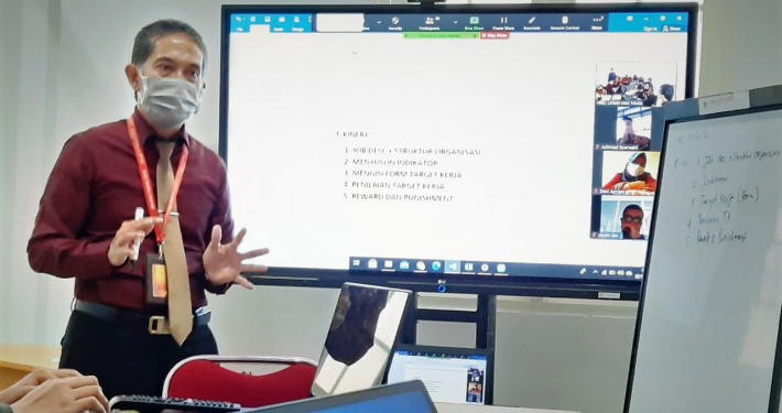 Manager Pendidikan Yayasan Airlangga Dr. Agung Sakti Pribadi, S.H., M.H. saat memimpin rapat e-Kinerja di Universitas Mulia, Selasa (2/2). Foto: Mundzir