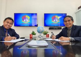 Rektor Dr. Agung Sakti Pribadi, S.H., M.H. bersama Wakil Rektor I Bidang Akademik Yusuf Wibisono, M.T.I. saat menandatangani MoU di Ruang Rektor Universitas Mulia, Rabu (17/2). Foto: Nadya