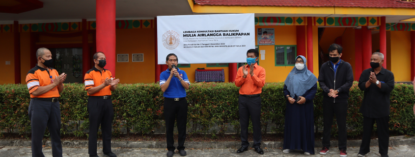 SIAP DAMPINGI MASYARAKAT: Agung Sakti Pribadi (tiga kiri) pada saat Peresmian Lembaga Konsultasi Bantuan Hukum Mulia Airlangga Balikpapan didampingi Wuri Sumampouw (empat kiri), Kana Kurnia (dua kanan) dan Okta Nofia Sari (tiga kanan) Sabtu (13/03)