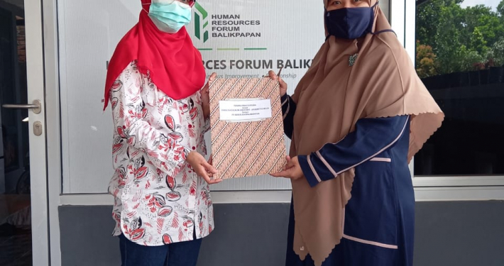 Kaprodi S1 Manajemen Linda Fauziyah Ariyani, S.Pd., M.Pd.(kanan) tampak memegang surat kerjasama bersama perwakilan dari PT Ammar Abikara Indonesia (kiri) Senin (8/3)