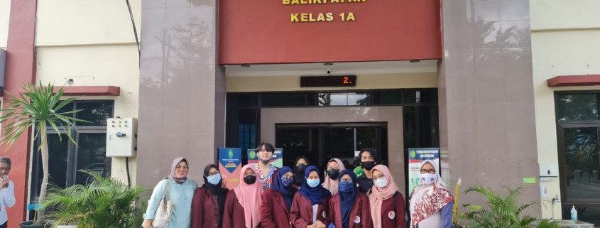 11 Mahasiswa semester 2 hadir dalam kuliah lapangan di Pengadilan Negeri Balikpapan, Rabu (17/3) didampingi langsung dosen pengampu Ibu Sari Damayanti SH.MH dan Kaprodi Ilmu Hukum Universitas Mulia Ibu Okta Nofia Sari S.H.,M.H.