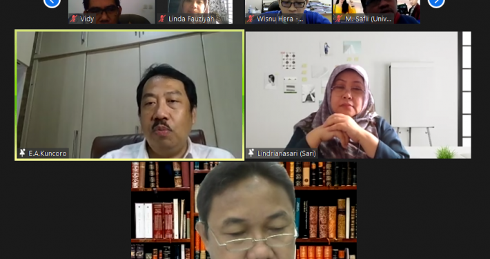 Dr Engkos Achmad Kuncoro dari Universitas Binus dan Prof. Dr. Lindrianasari, S.E., Akt., M.Si. dari Universitas Lampung bersama Wakil Rektor Bidang Akademik Universitas Mulia Yusuf Wibisono MTI saat diskusi daring Penyusunan Kurikulum MBKM secara daring Zoom, Sabtu (6/3). Foto: tangkapan layar