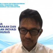 Prof. Aris Junaidi Direktur Direktorat Pembelajaran dan Kemahasiswaan Ditjen Dikti Kemdikbud RI saat mengawali sambutan. Foto: Tangkapan layar