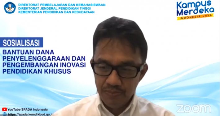 Prof. Aris Junaidi Direktur Direktorat Pembelajaran dan Kemahasiswaan Ditjen Dikti Kemdikbud RI saat mengawali sambutan. Foto: Tangkapan layar