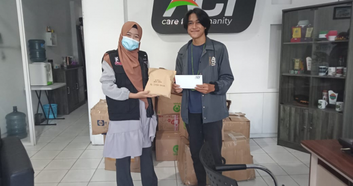 Penyerahan donasi yang telah dikumpulkan oleh Aliansi Merah Maroon sejak 12 April hingga 15 April 2021, diserahkan kepada ACT pada Kamis (15/4)