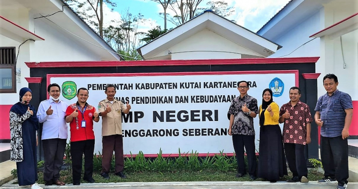 Muhammad Yani (baju merah) bersama para guru SMP Negeri 6 Tenggarong Seberang Kutai Kartanegara, Sabtu (27/3). Fot: M Yani