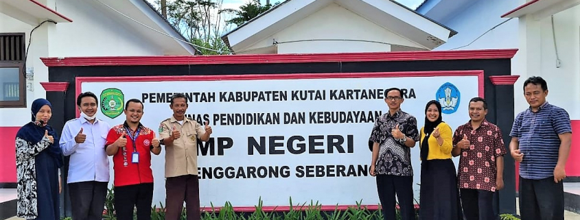 Muhammad Yani (baju merah) bersama para guru SMP Negeri 6 Tenggarong Seberang Kutai Kartanegara, Sabtu (27/3). Fot: M Yani