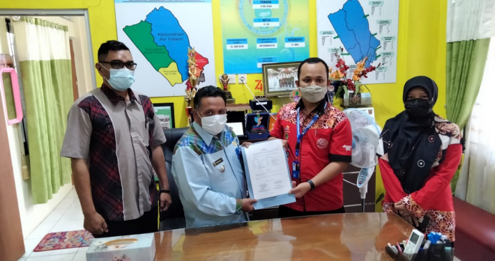 penanadatanganan MoU yang dilakukan oleh Kepala Kantor PSDKU Kampus Samarinda Muhammad Yani bersama Camat Samarinda Ulu Muhammad Fahmi di kantor Kecamatan Samarinda Ulu Jl. Ir. H. Juanda No.5, Air Putih.
