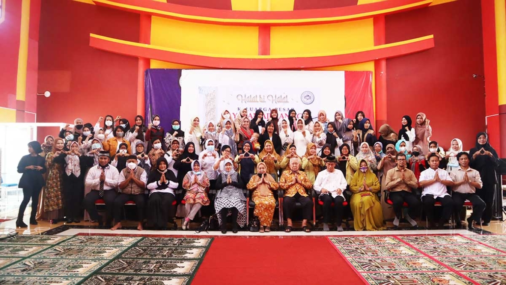 Pengurus Yayasan Airlangga bersama kepala devisi dan seluruh karyawan wanita. Foto: Media Kreatif