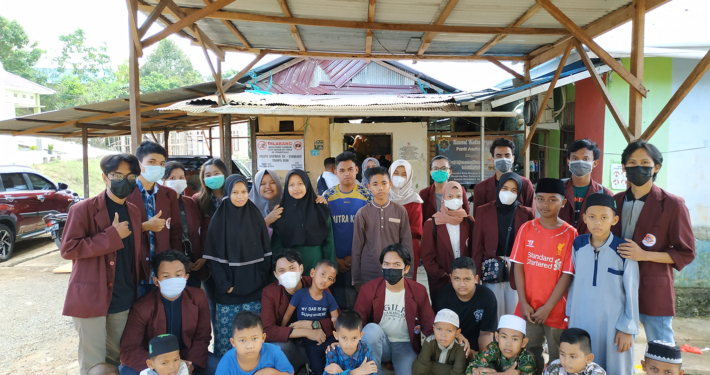 Aliansi Merah Maroon Universitas Mulia tampak berfoto bersama anak-anak Panti Asuhan Al Firdaus setelah menyalurkan hasil donasi yang terkumpul, Sabtu (1/5)