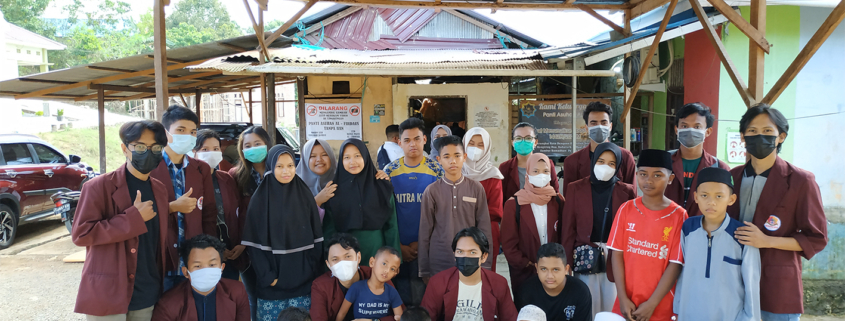 Aliansi Merah Maroon Universitas Mulia tampak berfoto bersama anak-anak Panti Asuhan Al Firdaus setelah menyalurkan hasil donasi yang terkumpul, Sabtu (1/5)