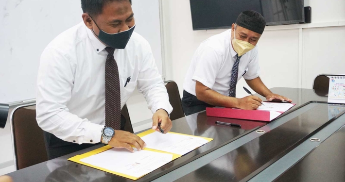Kepala Sekolah SMK Kesehatan Airlangga Firmansyah, S.Pd. (kiri) dan Kepala Sekolah SMK Airlangga Balikpapan Saeful, S.Pd. saat menandatanngani Nota Kesepahaman dengan Universitas Mulia, Kamis (19/8). Foto: Media Kreatif