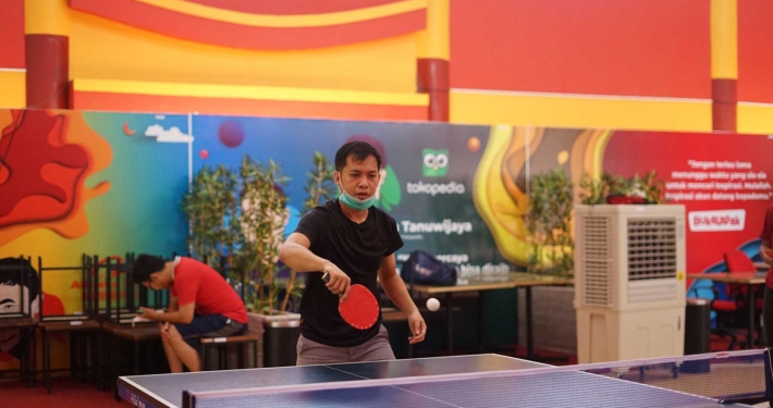 Salah satu lomba tenis meja dalam rangka HUT ke-76 Kemerdekaan RI di Universitas Mulia, Kamis (12/8). Foto: Media Kreatif