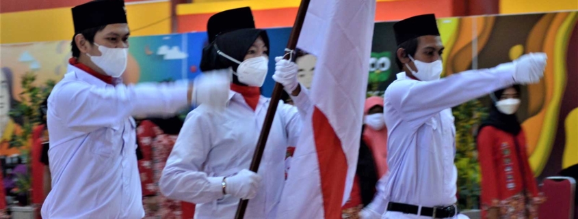 Pasukan pengibar bendera antara lain Fathir, Annisa, dan Zona dalam Upacara Peringatan Detik-detik Proklamasi Kemerdekaan RI di Universitas Mulia, Selasa (17/8). Foto: Media Kreatif