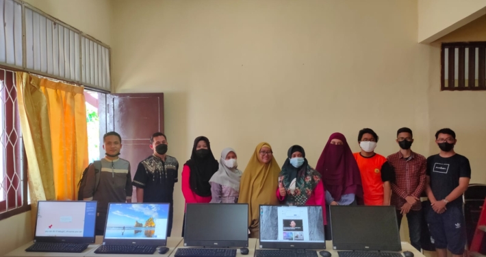 Dosen Teknologi Informasi setelah melakukan penginstalan Laboratorium Komputer Sanggar Kegiatan Belajar (SKB) Balikpapan Barat