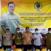 Syam Suhaib, S.E. (empat kiri) bersama Yusuf Mustafa melakukan Sosialisasi Peraturan Daerah di Km 17, Sabtu (28/8).