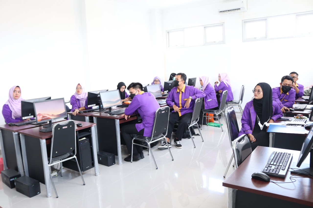 Pelatihan Teknologi Pembelajaran Daring/Luring dan Editing Video bagi 30 guru SMA Negeri 17 dengan menghadirkan narasumber content creator youtube