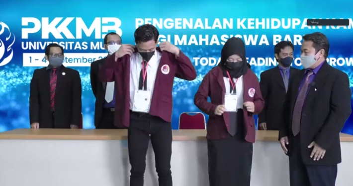 Perwakilan Mahasiswa Baru 2021 secara simbolis resmi mengenakan jas almamater Universitas Mulia, Rabu (1/9). Foto: Zoom Meeting